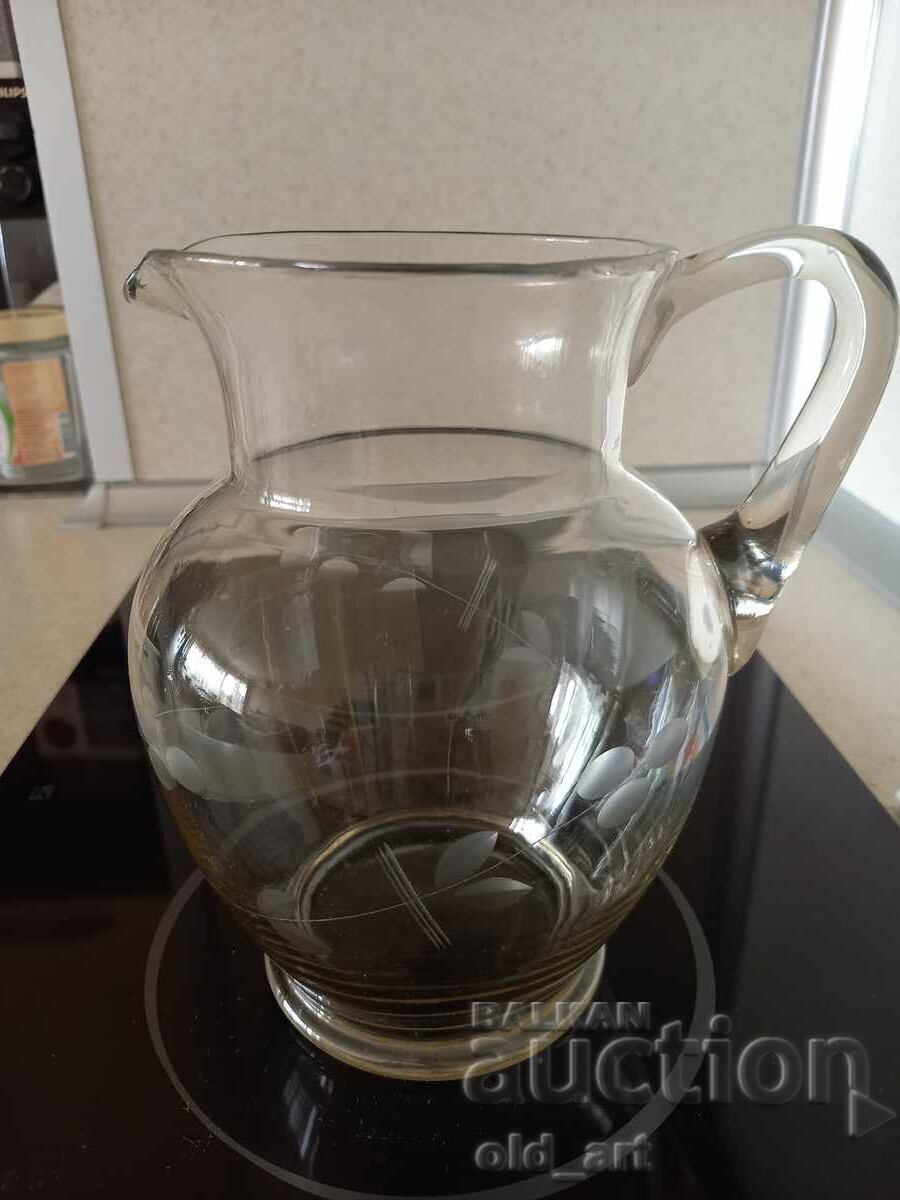 Veche carafă de sticlă pentru vin, sticlă gravată cu preț € 6.00 | 11.74 BGN Veche carafă de sticlă pentru vin, sticlă gravată cu preț € 6.00 | 11.74 BGN