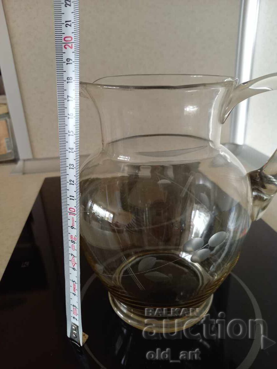 Licitație Veche carafă de sticlă pentru vin, sticlă gravată Licitație Veche carafă de sticlă pentru vin, sticlă gravată