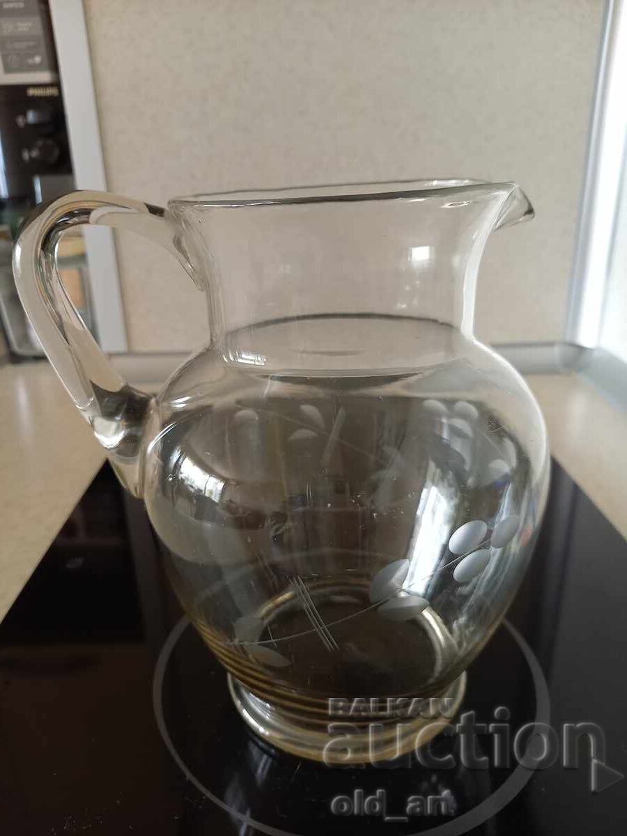 Veche carafă de sticlă pentru vin, sticlă gravată