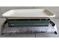 Παλιά οικιακή ζυγαριά με έγγραφα