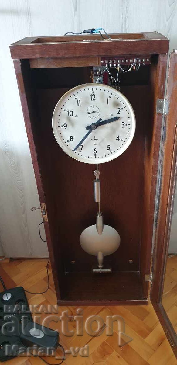 Ceas de perete electromecanic Siemens cu pendul cu preț € 400.00 | 782.33 BGN