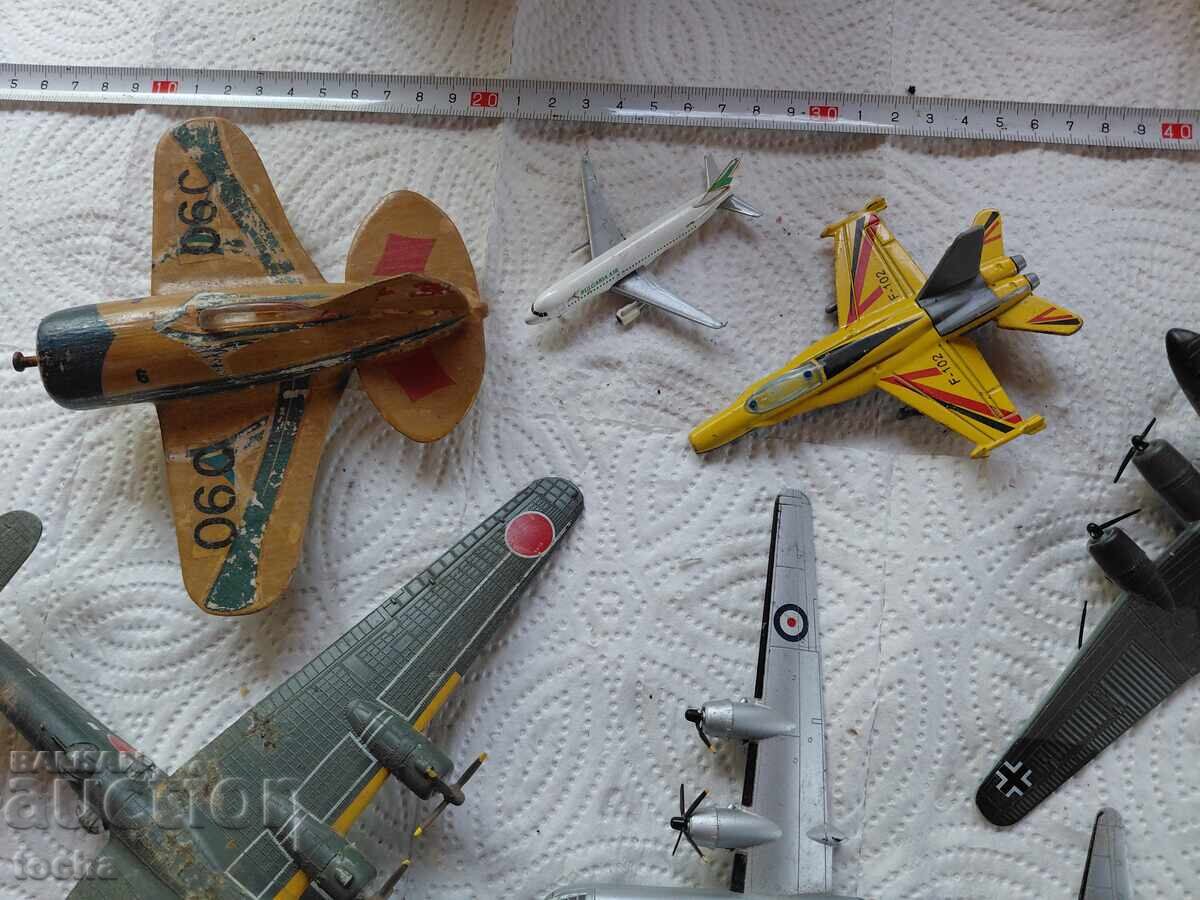 стари играчки , самолети ,  лот три с цена € 0.01 | 0.02 лв.