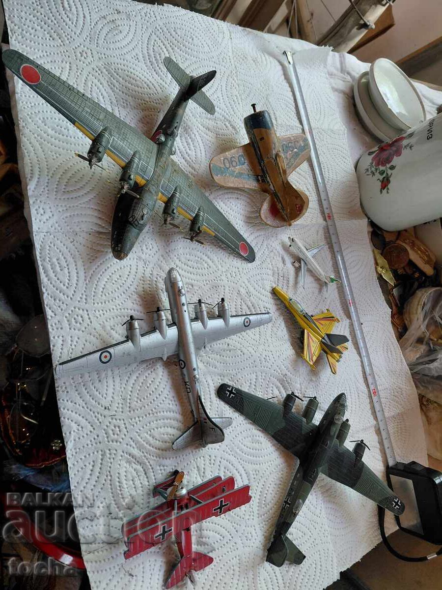 стари играчки , самолети ,  лот три