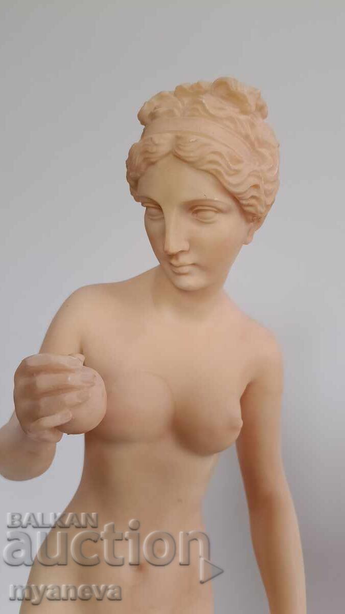 „Afrodita cu măr”, zeița iubirii și a frumuseții cu preț € 70.00 | 136.91 BGN