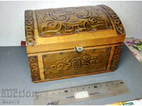 Стара ДЪРВЕНА КУТИЯ за БИЖУТА Тип РАКЛА с КРАСИВ МЕДЕН ОБКОВ