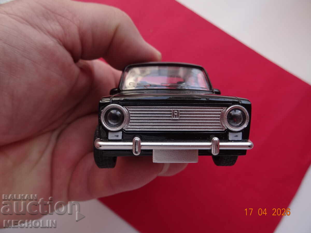 Licitație MAȘINUȚĂ METALICĂ DE COLECȚIE JIGULI FIAT