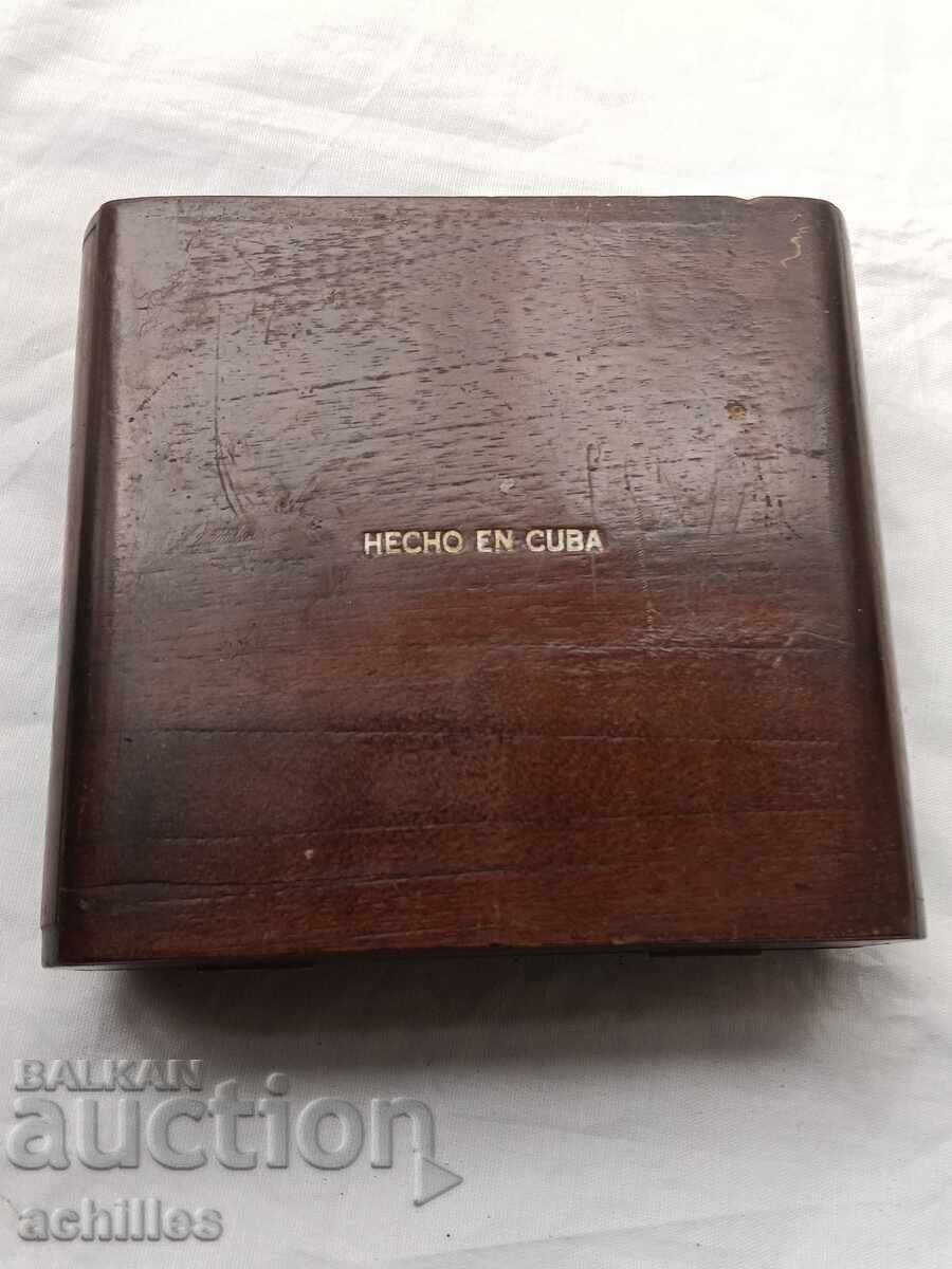 Доставка на Стара кубинска дървена кутия