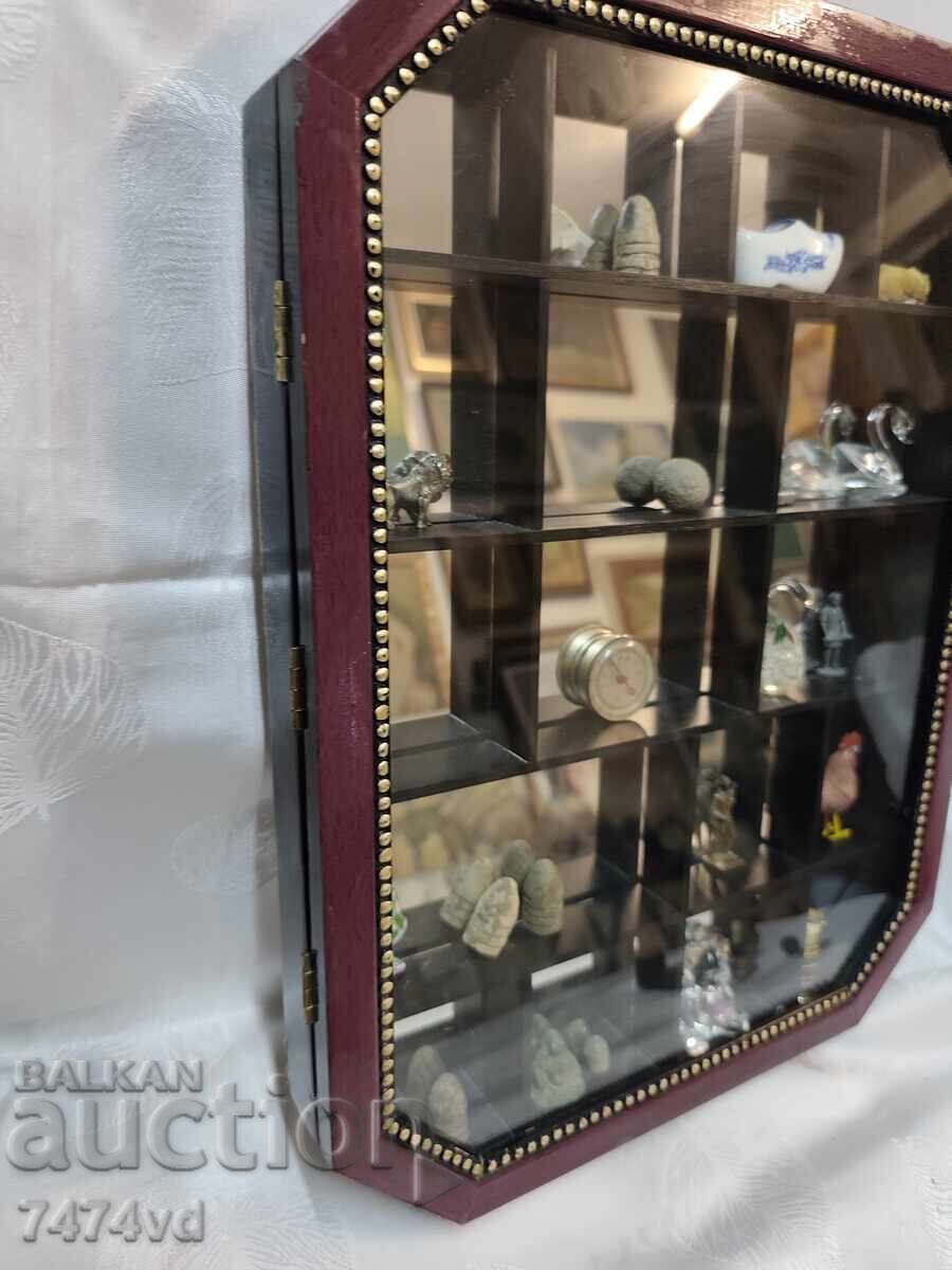 Επιτοίχια βιτρίνα με καθρέφτη στην πλάτη για μικρές φιγούρες με τιμή € 95.00 | 185.80 BGN