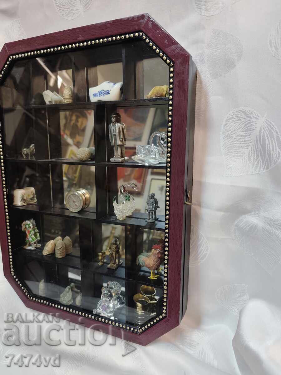 Παράδοση Επιτοίχια βιτρίνα με καθρέφτη στην πλάτη για μικρές φιγούρες