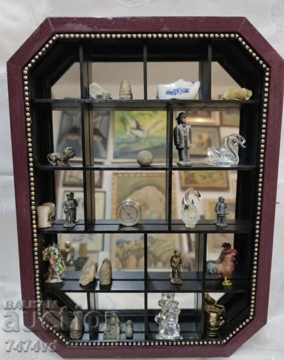 Επιτοίχια βιτρίνα με καθρέφτη στην πλάτη για μικρές φιγούρες