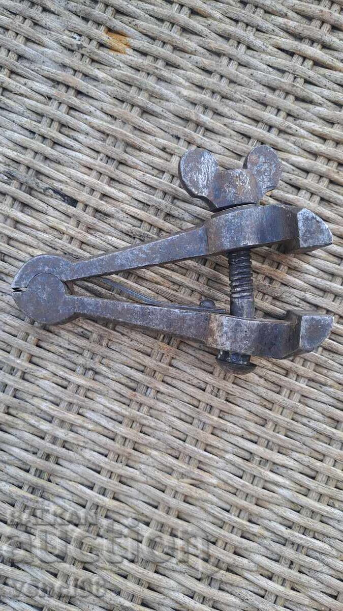 Menghină manuală mică