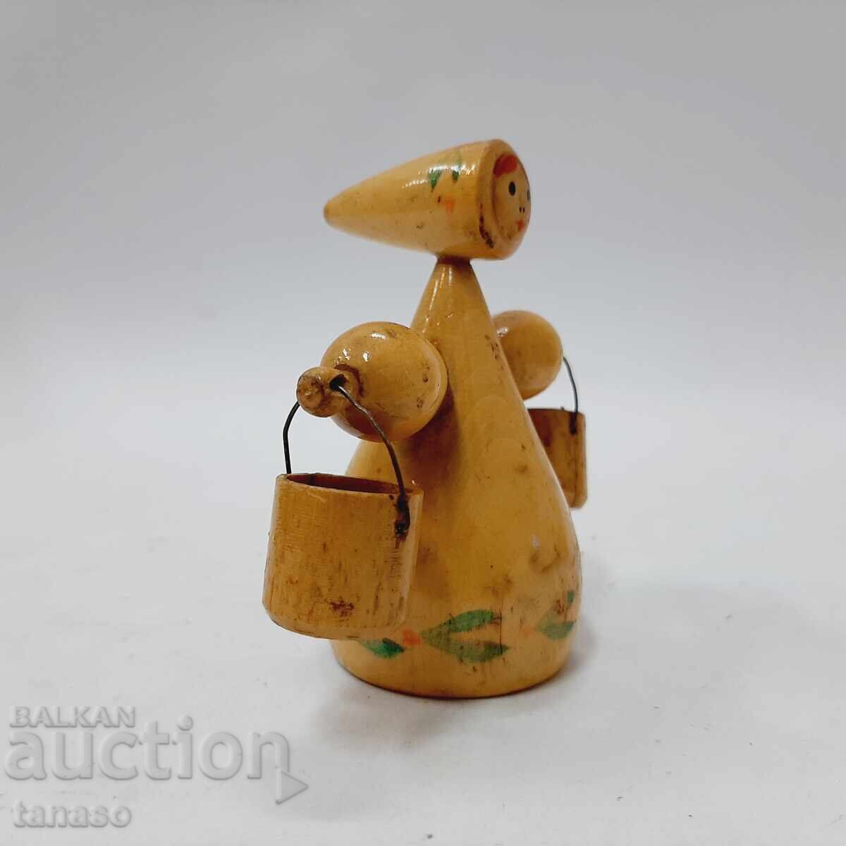 Figurină antică din lemn, fată/femeie rusească cu găleți (5.4) cu preț € 13.00 | 25.43 BGN