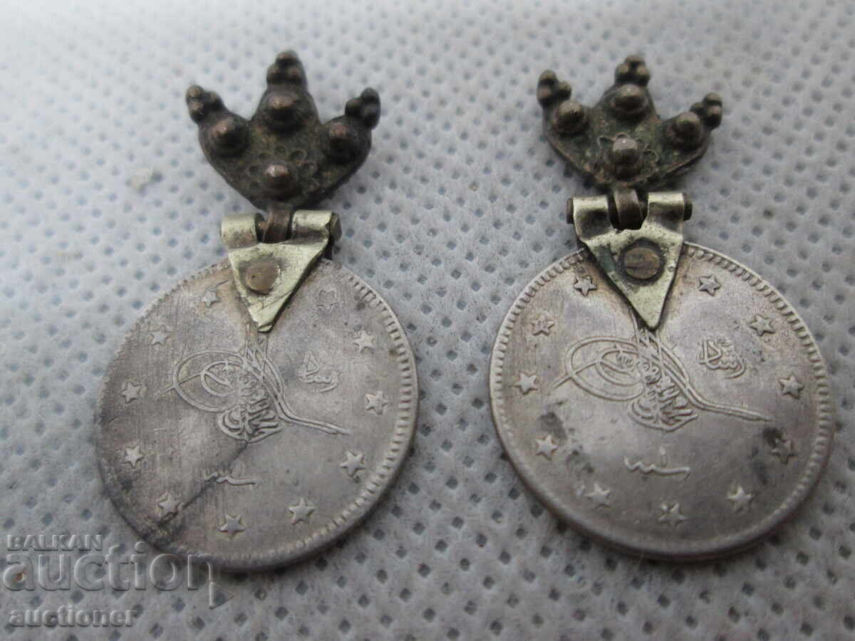 Licitație MONEDE OTOMANE DIN ARGINT TRANSFORMATE ÎN CERCELUȘI