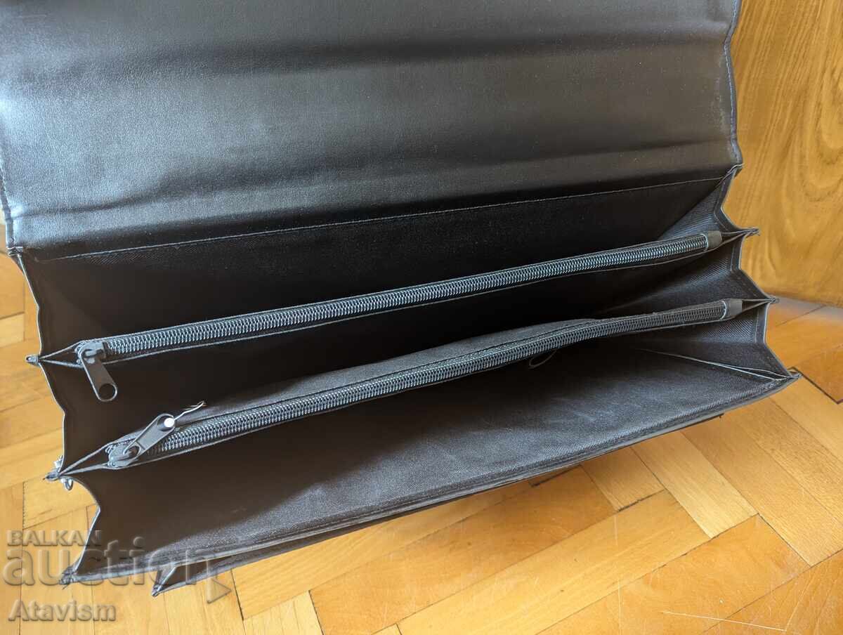 Livrarea Thierry Mugler - geantă de documente din piele de designer