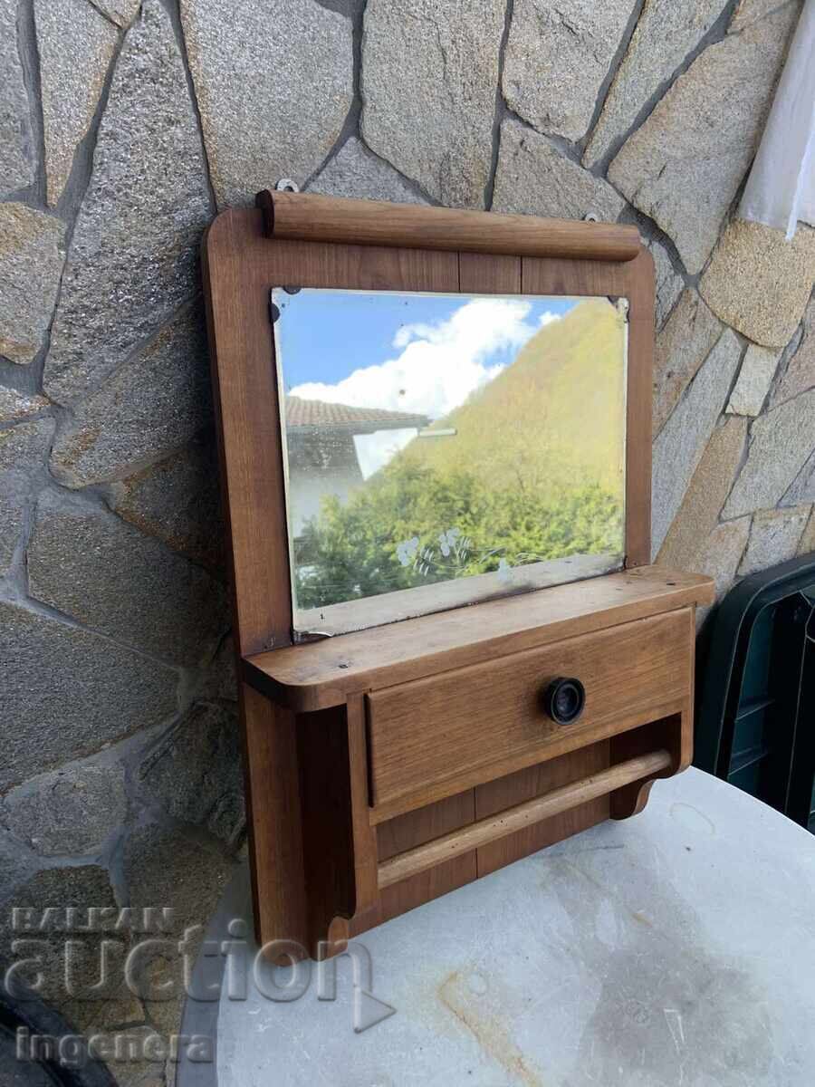 OGLINDĂ CU SUPORT PENTRU PROSOAPE MASĂ DE TOALETĂ DE PERETE ANTICĂ DIN LEMN cu preț € 46.00 | 89.97 BGN