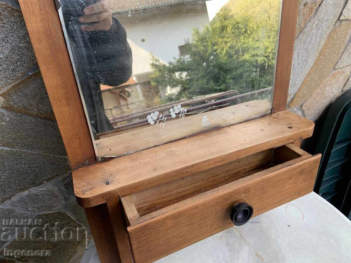 Licitație OGLINDĂ CU SUPORT PENTRU PROSOAPE MASĂ DE TOALETĂ DE PERETE ANTICĂ DIN LEMN