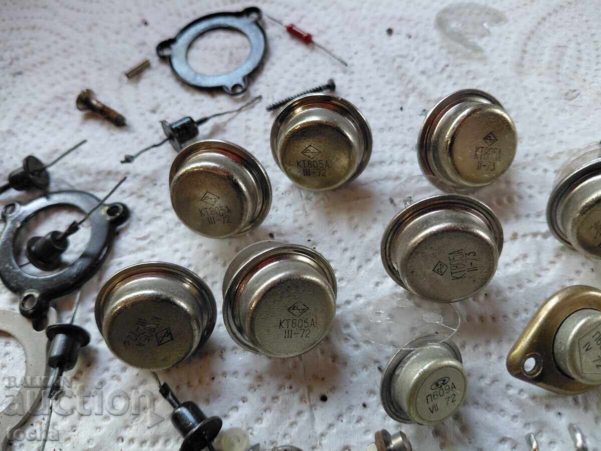 Доставка на лот две , стари и нови транзистори и др.