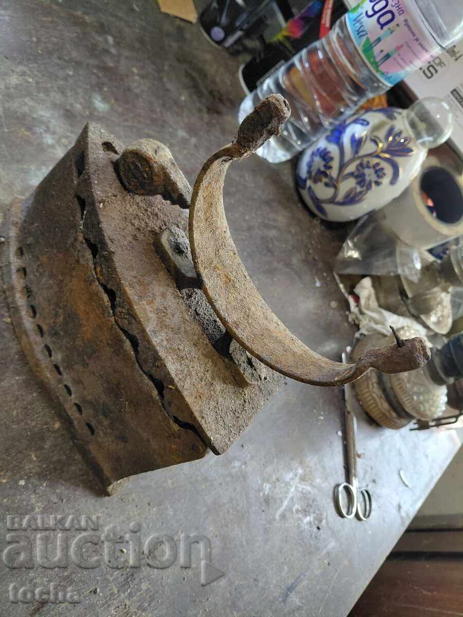 3-та стара ютия , за реставрация или части с цена € 1.51 | 2.95 лв.