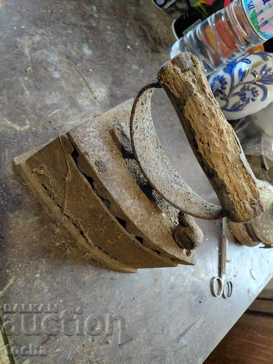 A 4-a fier de călcat vechi, pentru restaurare sau piese cu preț € 3.00 | 5.87 BGN