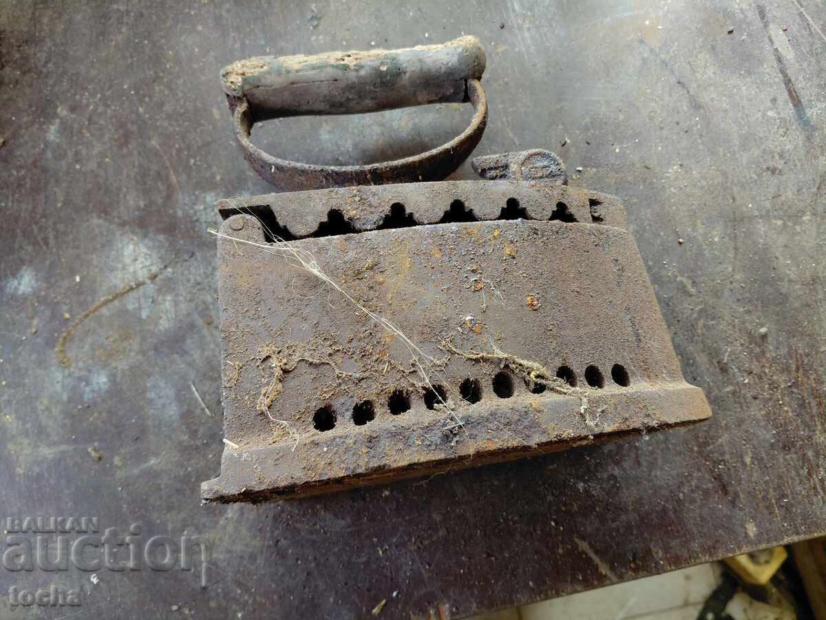 Licitație A 4-a fier de călcat vechi, pentru restaurare sau piese