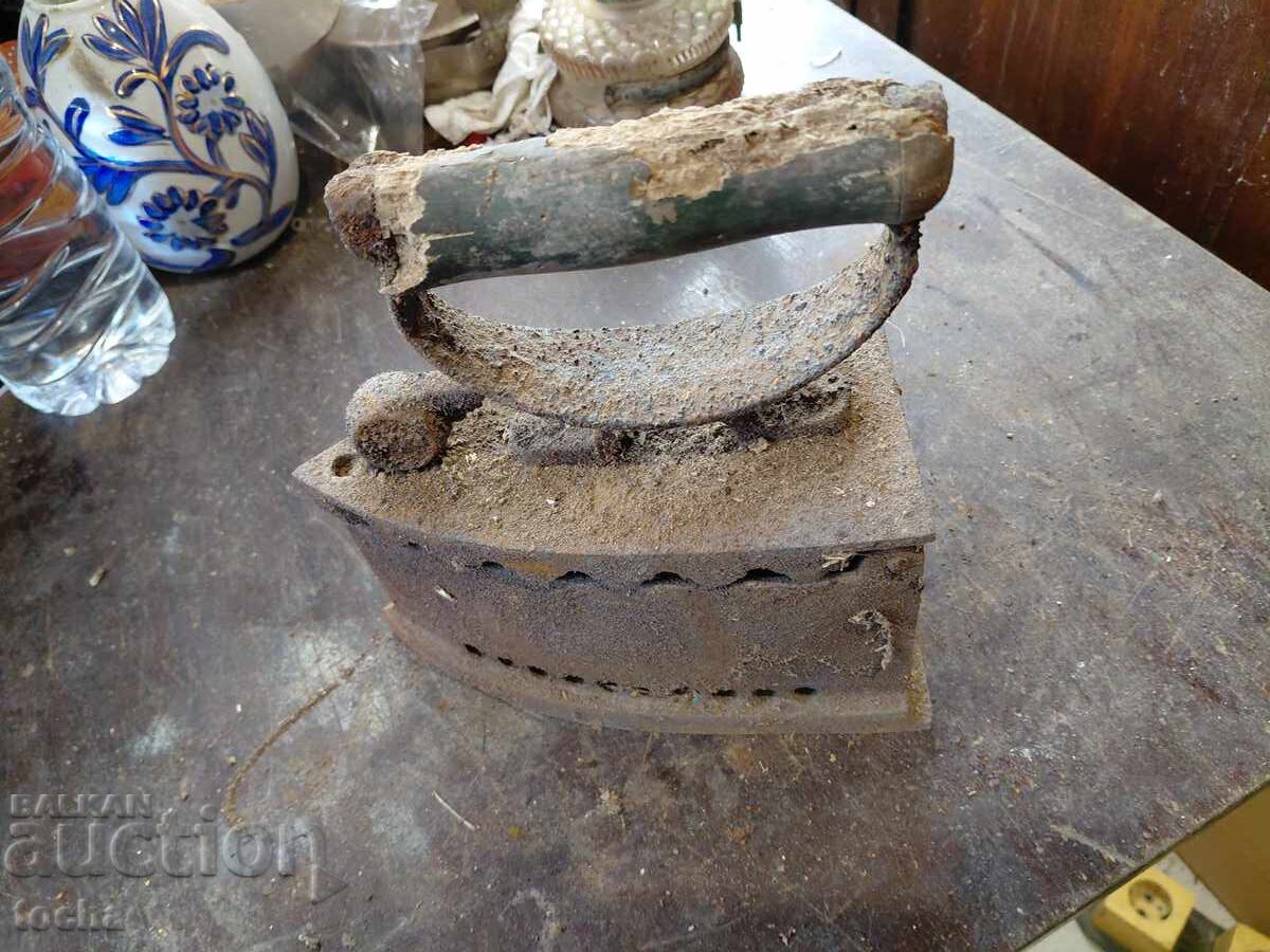 A 4-a fier de călcat vechi, pentru restaurare sau piese