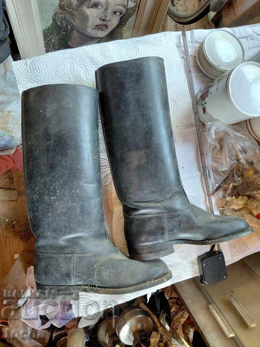 Доставка на стари кожени ботуши Чавдар
