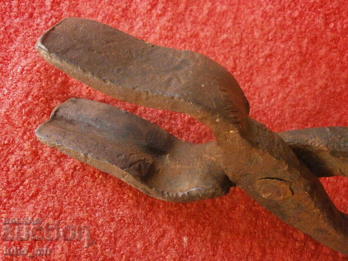 Auction  OLD BLACKSMITH'S TOGGLES