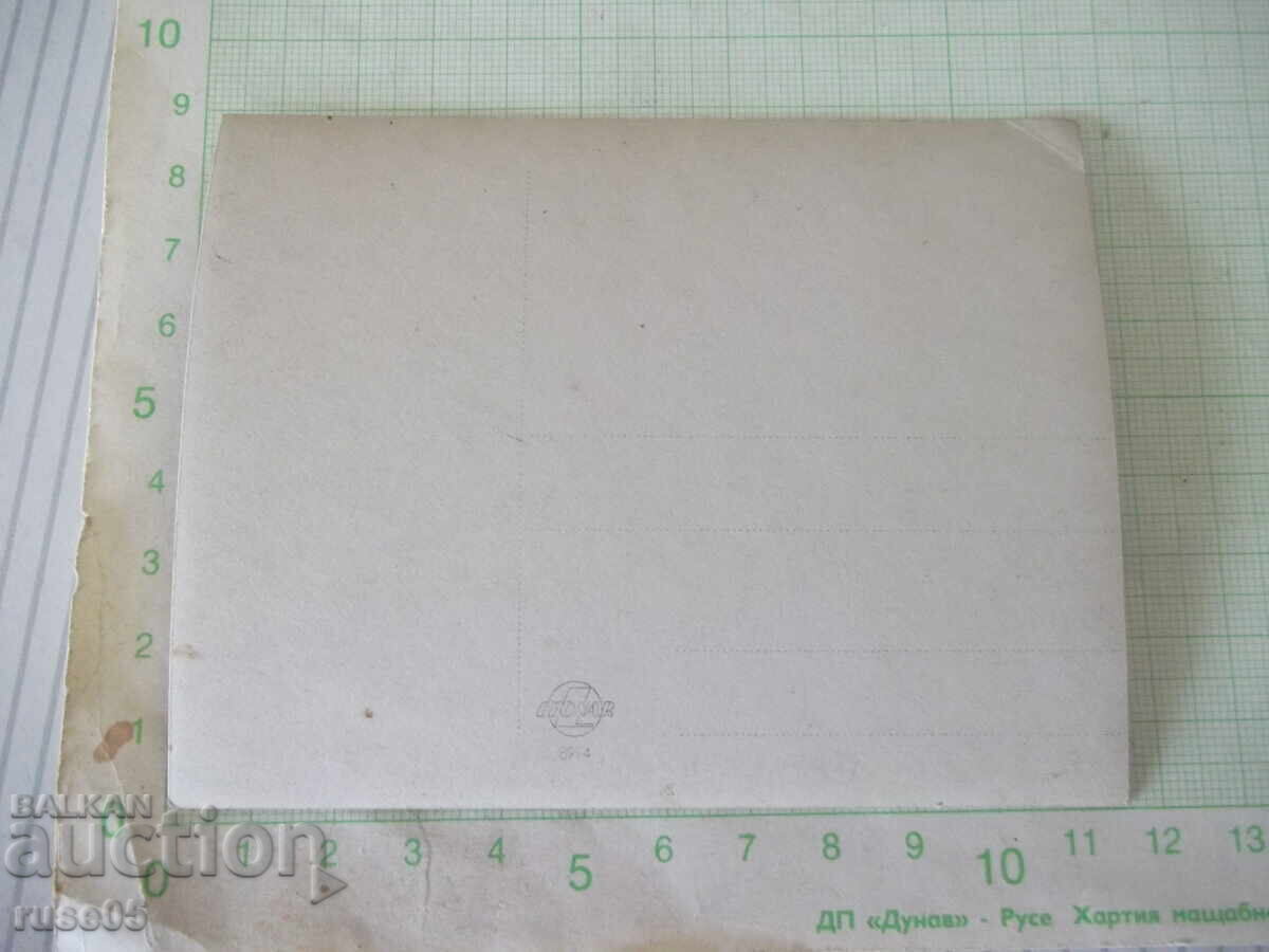 Φωτογραφία οδηγού καθισμένου στο κατώφλι ενός αυτοκινήτου δίπλα σε ένα παλιό μνημείο με τιμή € 2.56 | 5.01 BGN