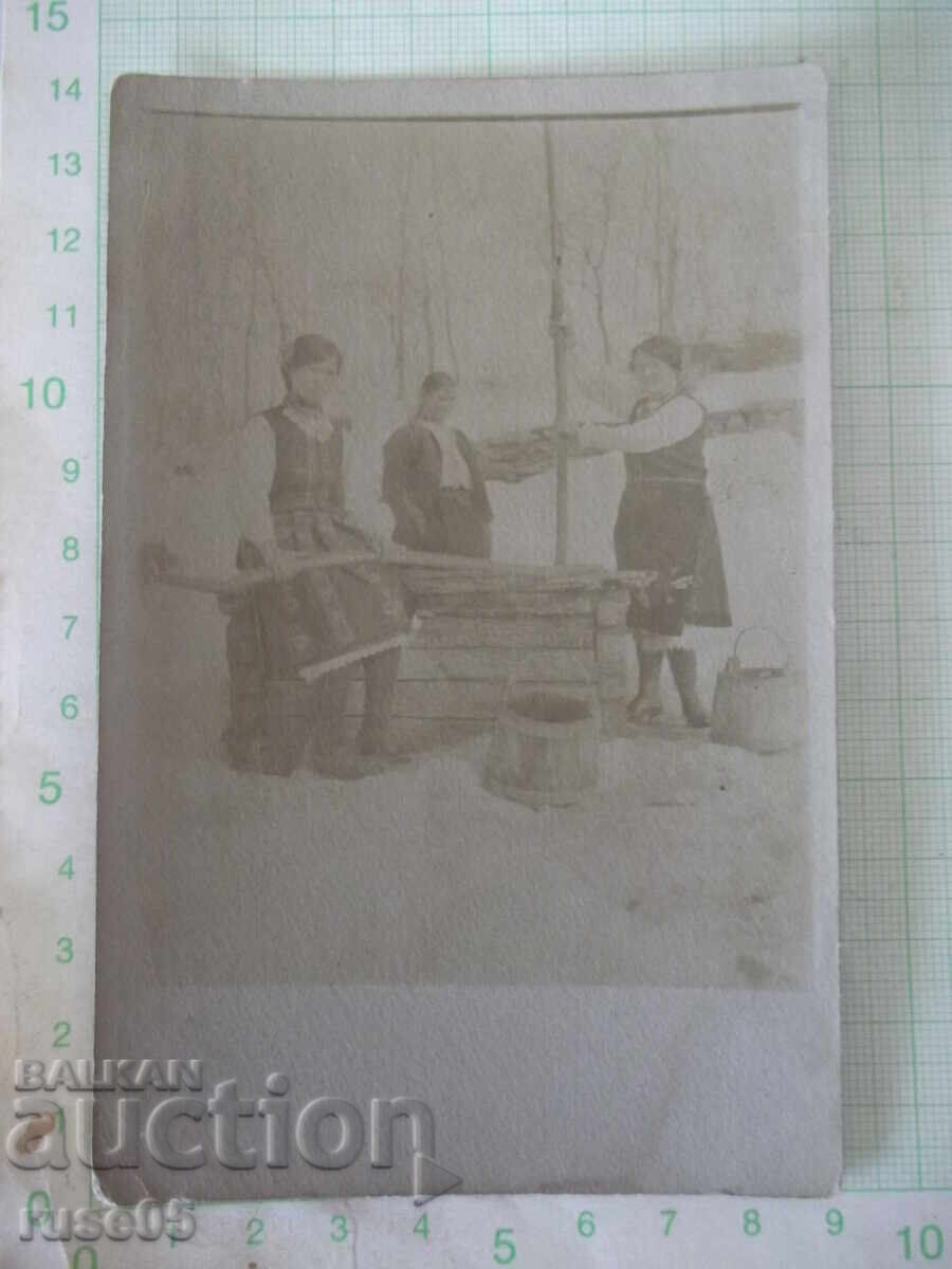 Παλιά φωτογραφία με τρεις κοπέλες σε πηγάδι