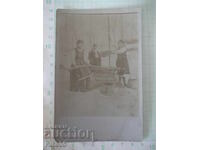 Снимка на три моми на кладенец стара