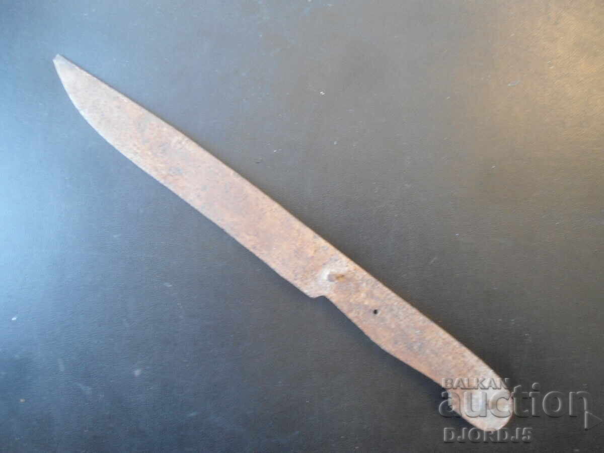 Стар кован нож, острие с цена € 0.01 | 0.02 лв.