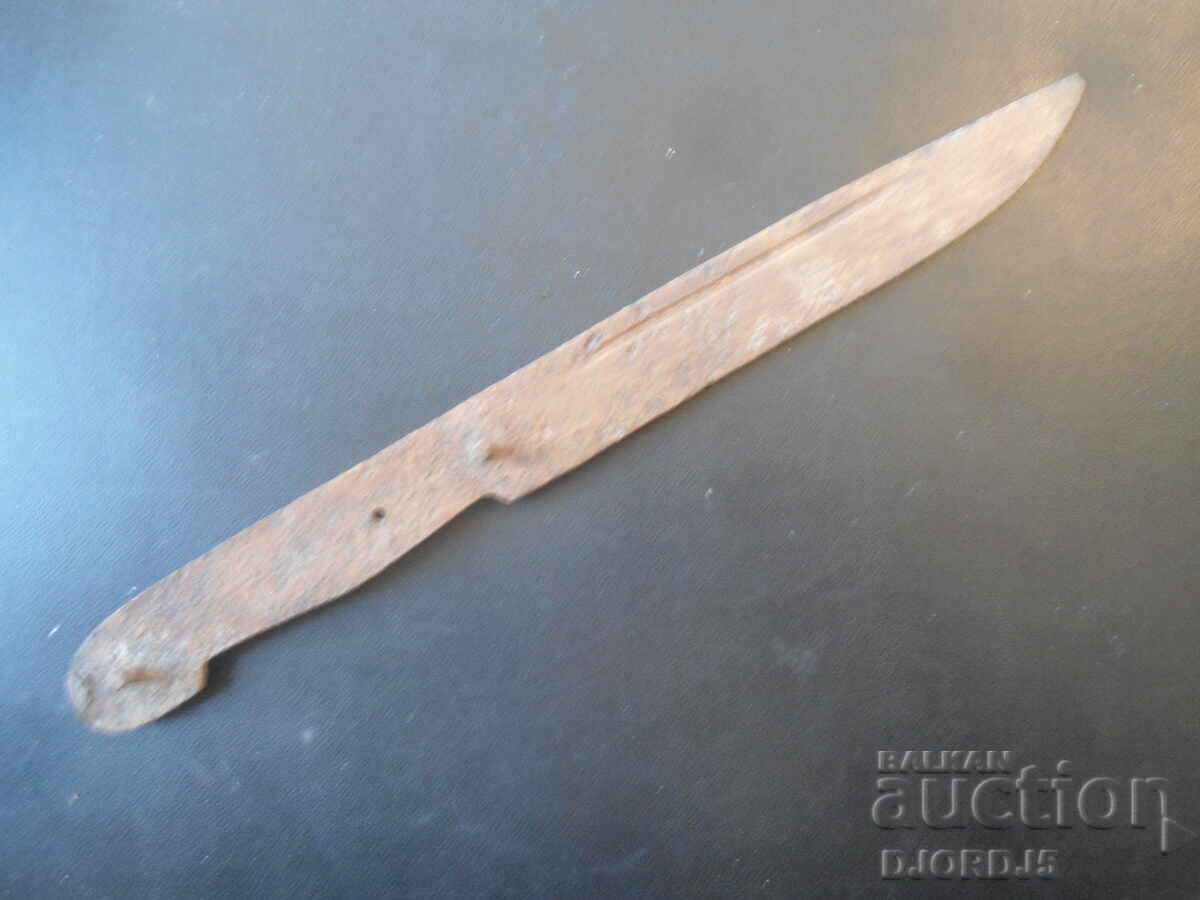 Стар кован нож, острие