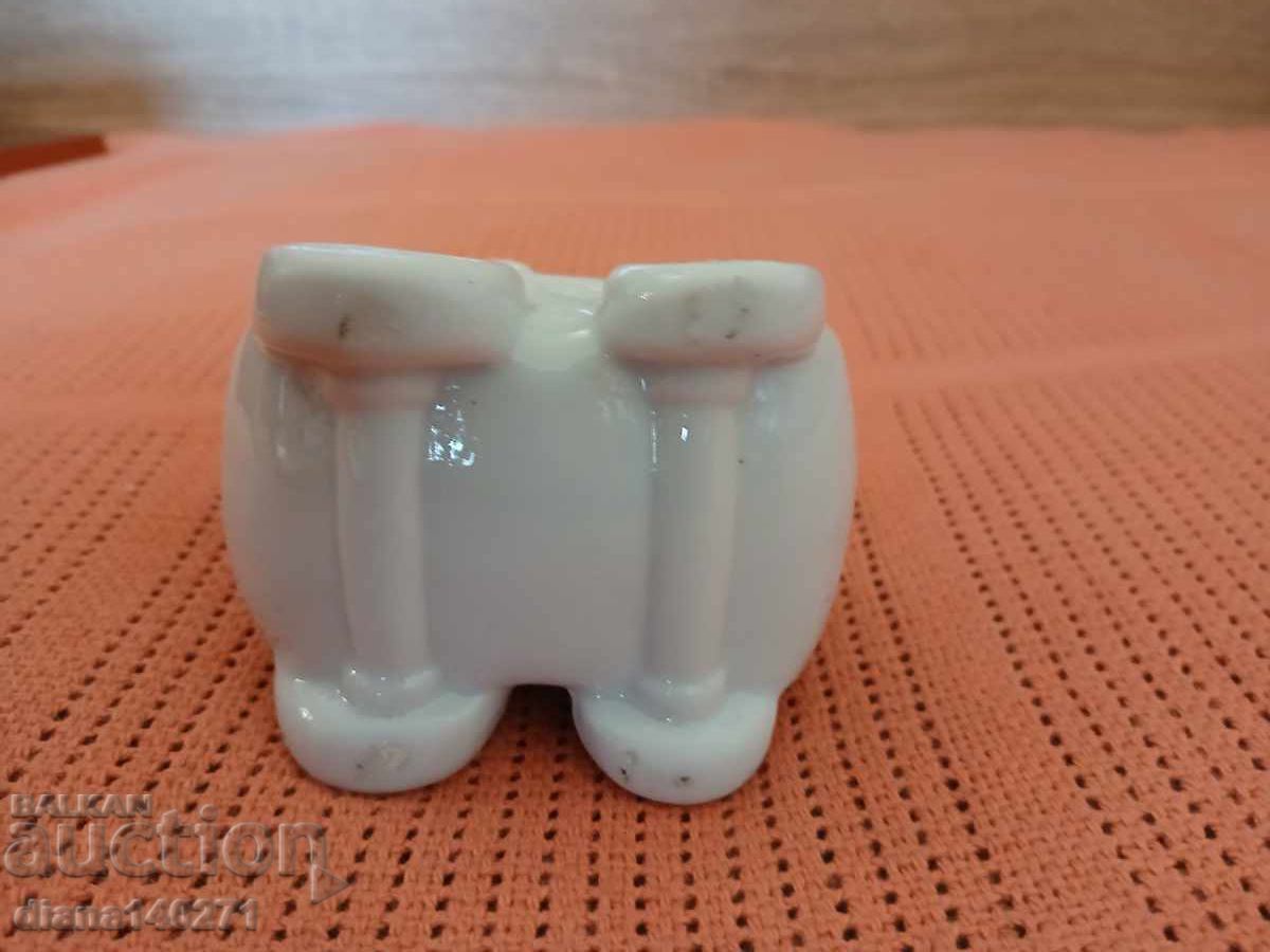 Licitație Figurină din porțelan în formă de cărucior cu o floare roz frumoasă, aproximativ 8 cm