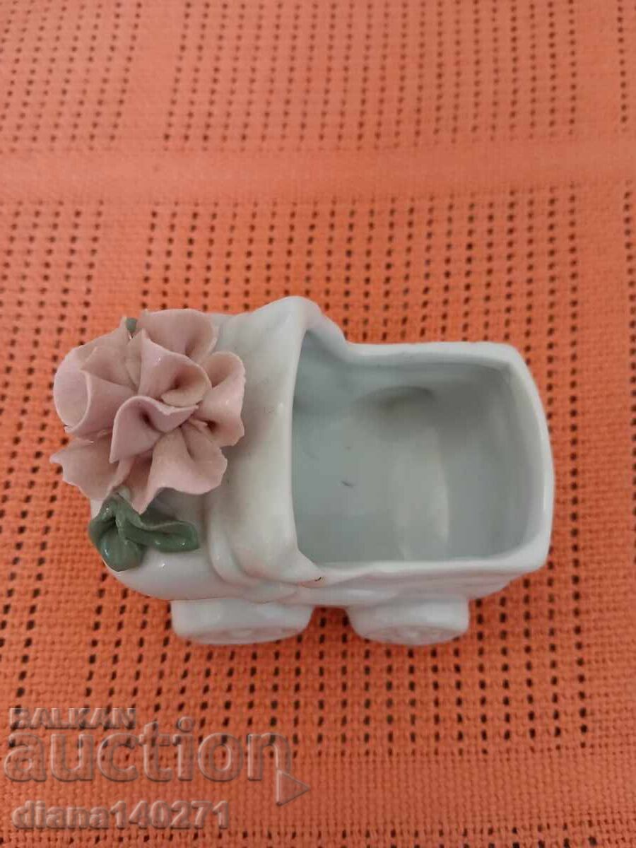 Figurină din porțelan în formă de cărucior cu o floare roz frumoasă, aproximativ 8 cm