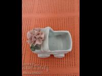 Figurină din porțelan în formă de cărucior cu o floare roz frumoasă, aproximativ 8 cm