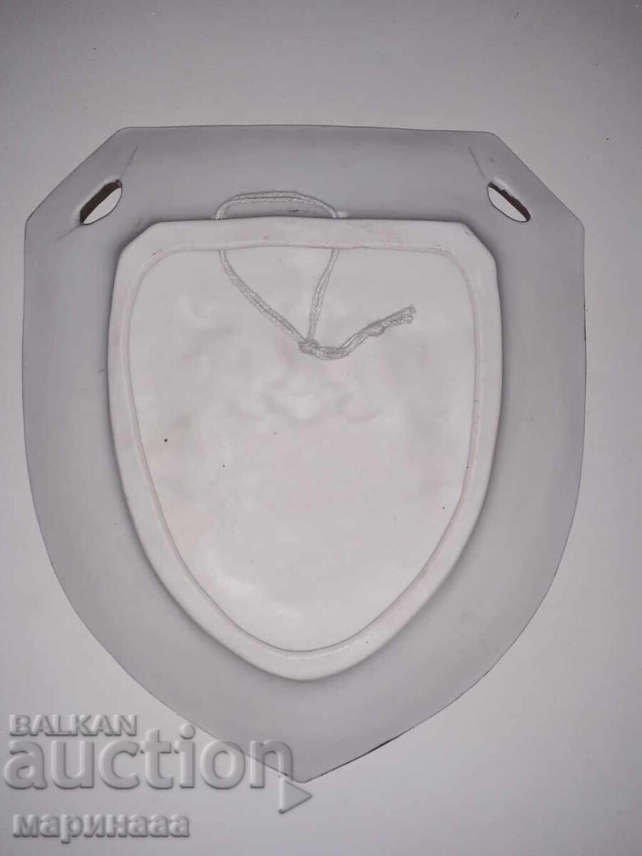 Auction  LARGE FAMILY COAT OF ARMS. SOLID BISQUE. GERMANY