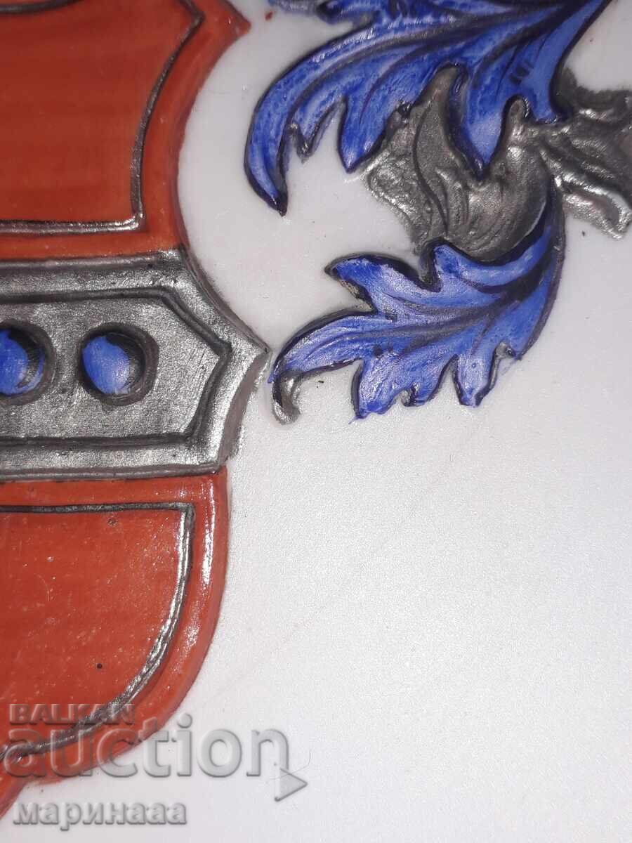 Delivery of LARGE FAMILY COAT OF ARMS. SOLID BISQUE. GERMANY Delivery of LARGE FAMILY COAT OF ARMS. SOLID BISQUE. GERMANY