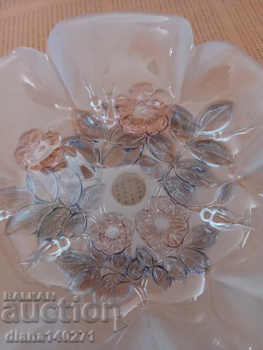 Красива фруктиера от млечно стъкло с красиви релефни цветя в с цена € 7.50 | 14.67 лв.