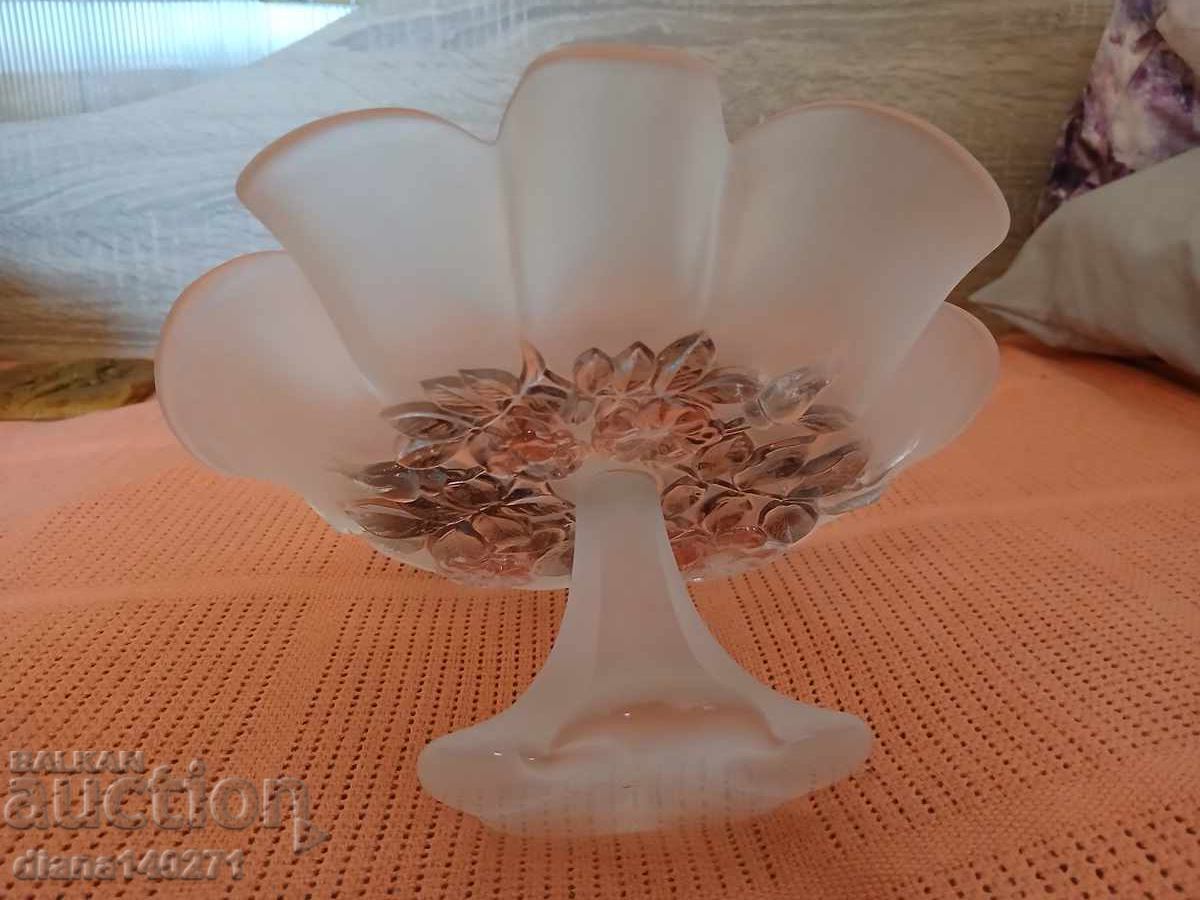 Аукцион Красива фруктиера от млечно стъкло с красиви релефни цветя в