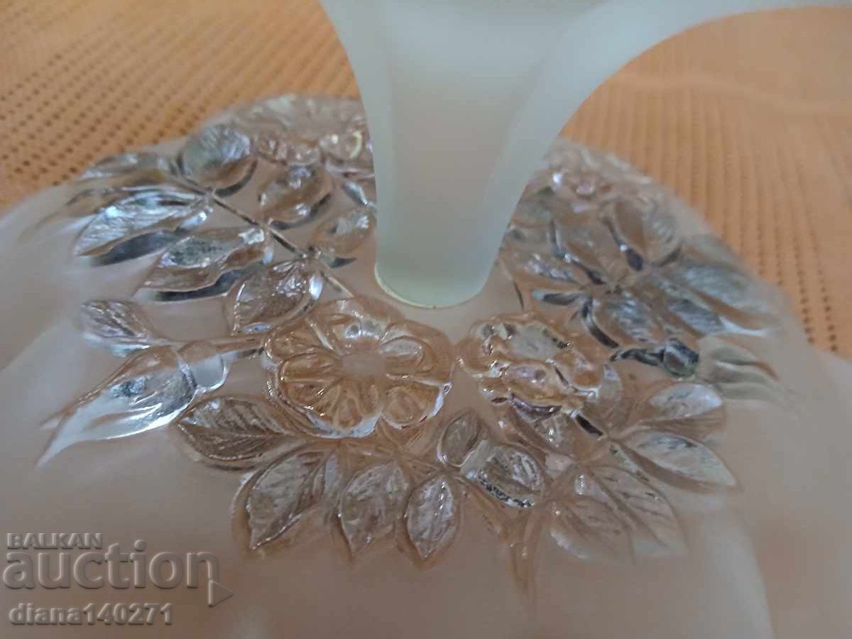 Доставка на Красива фруктиера от млечно стъкло с красиви релефни цветя в