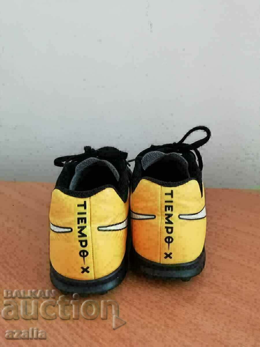 Licitație Pantofi sport Nike de damă, numărul 36