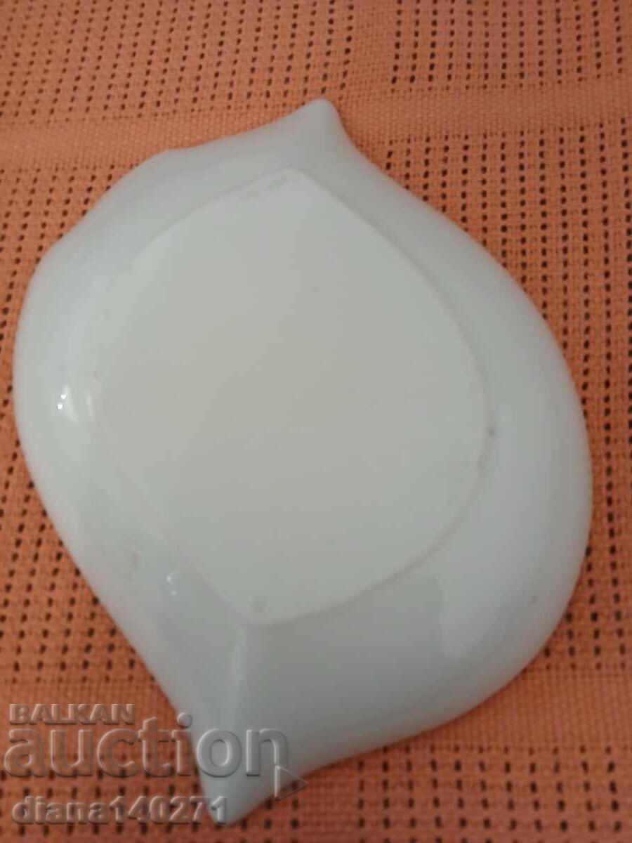 Auction  Small porcelain leaf-shaped hand-painted saucer