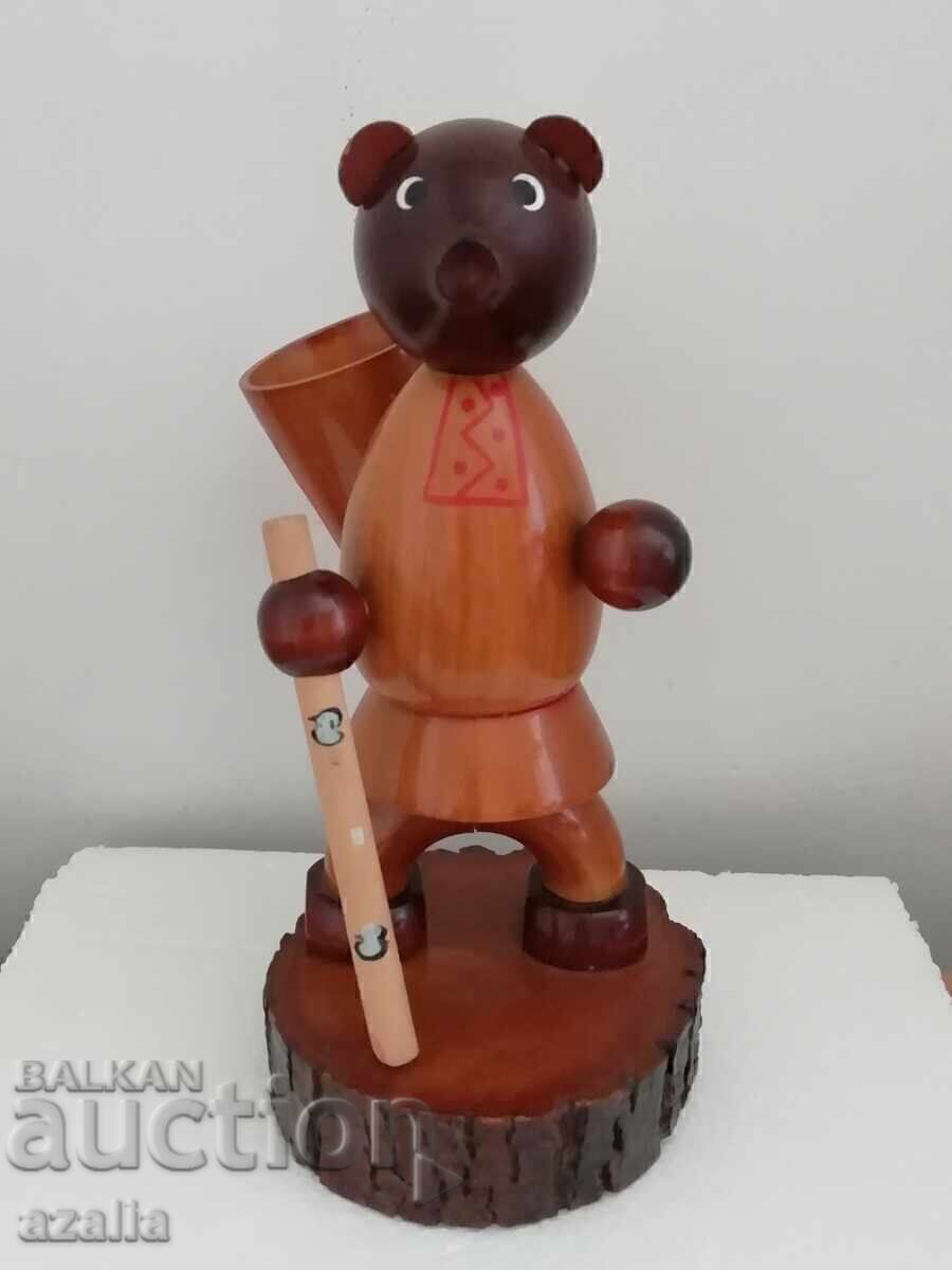 Μια αρκούδα με ένα ξύλινο καλάθι