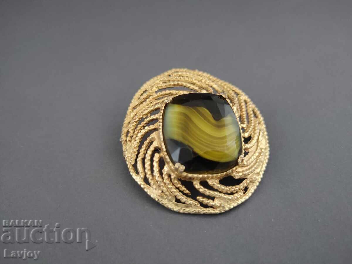Brosă veche placată cu aur, ajurată, cu agat cu preț € 80.00 | 156.47 BGN