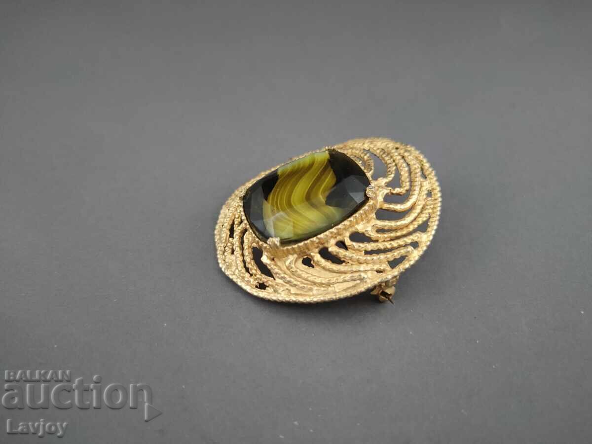 Licitație Brosă veche placată cu aur, ajurată, cu agat