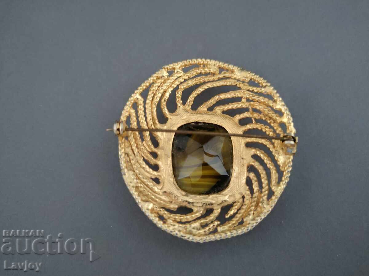 Livrarea Brosă veche placată cu aur, ajurată, cu agat