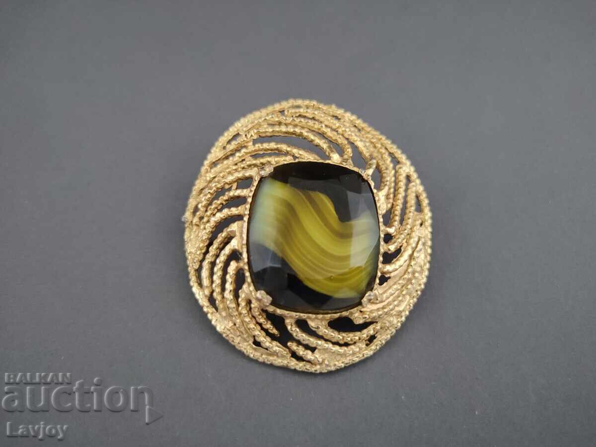 Brosă veche placată cu aur, ajurată, cu agat