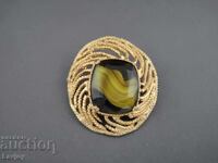 Brosă veche placată cu aur, ajurată, cu agat