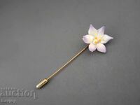 Позлатена стара брошка игла  порцелан цвете