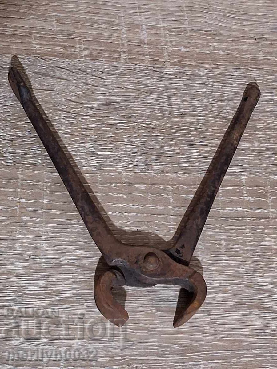 Auction  Old tongs, shingles, wrought iron, etc
